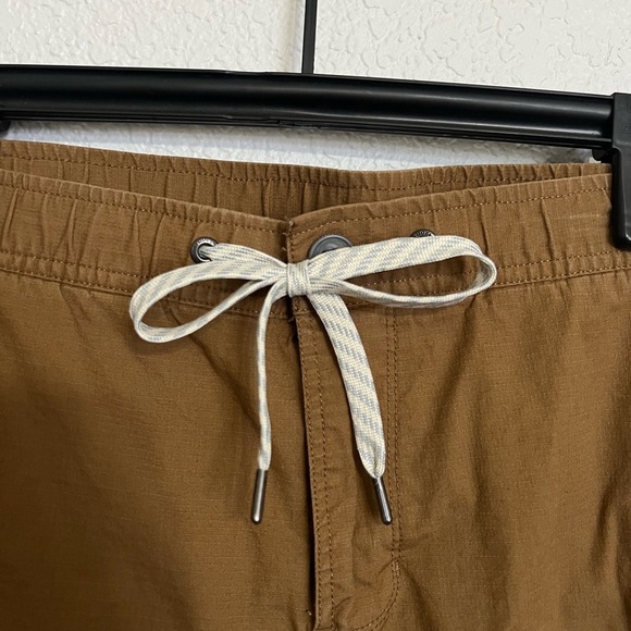 Vuori Ripstop Wideleg Pant in Tan - Picture 6 of 10
